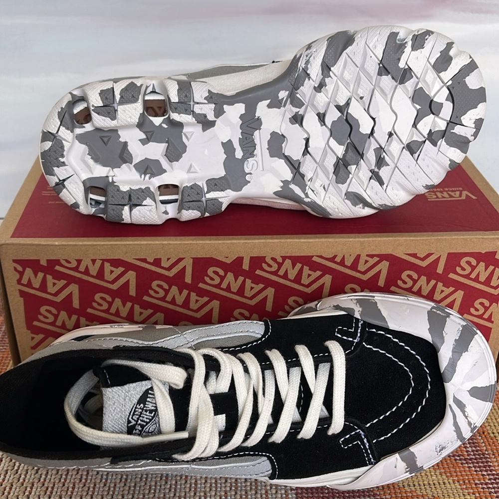 Vans WMNS Sk8-Hi Tapered
Moon Rocks Black/Reflective 
VN0A7Q5TBRF
Sneakers - Picture 3 of 16